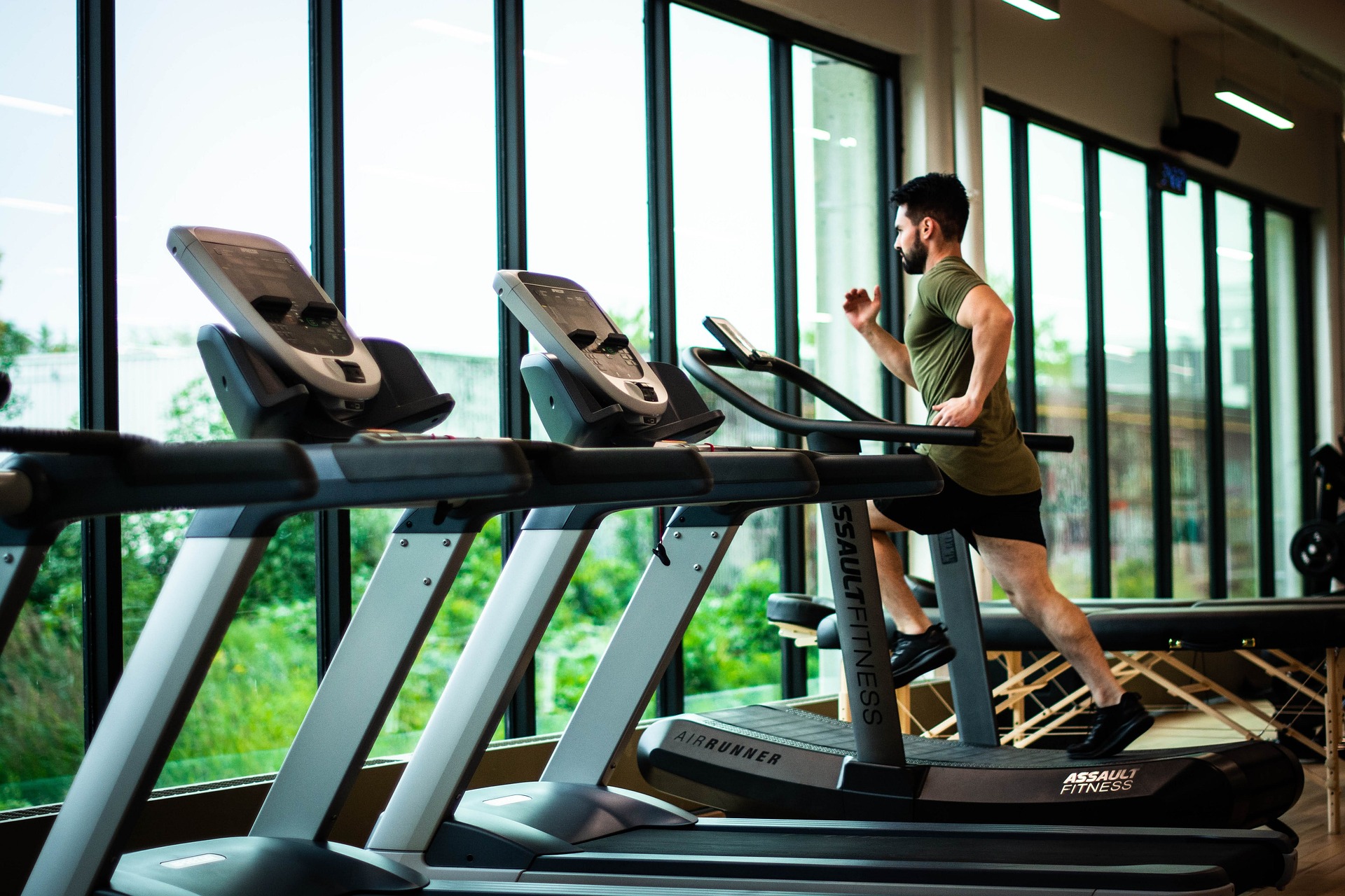 Top 5 Tips to Maximize Calorie Burn While Walking on a Treadmill